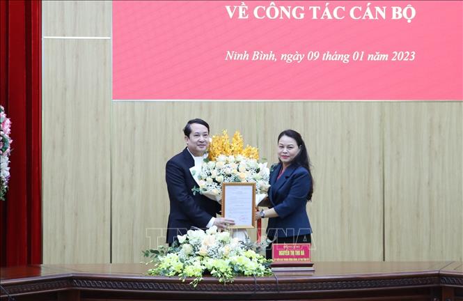 Đồng chí Nguyễn Thị Thu Hà, Ủy viên Trung ương Đảng, Bí thư Tỉnh ủy Ninh Bình, trao quyết định cho đồng chí Mai Văn Tuất, tân Phó Bí thư Tỉnh ủy Ninh Bình.