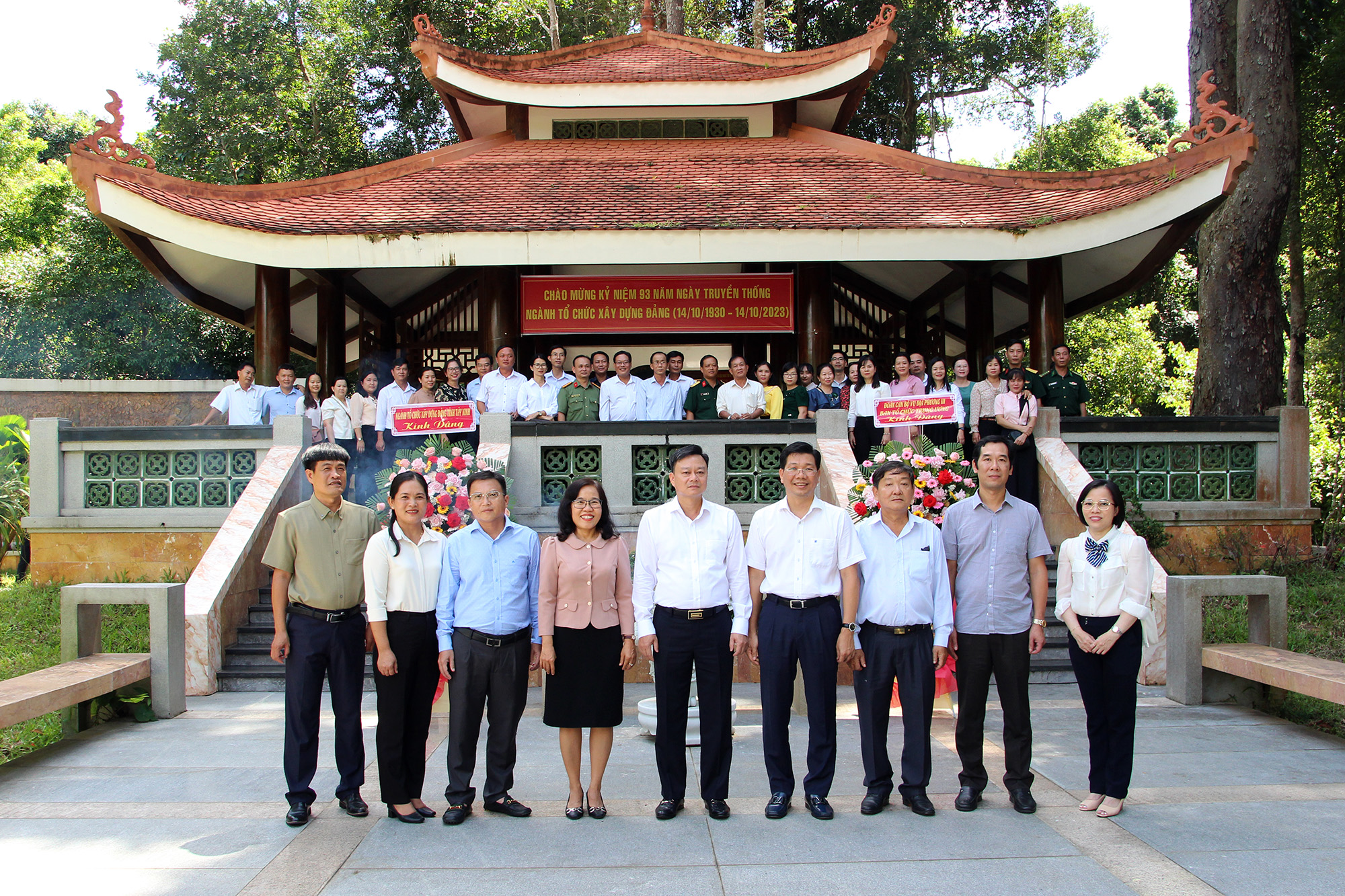 Đoàn chụp ảnh lưu niệm (Ảnh: H.Hào).