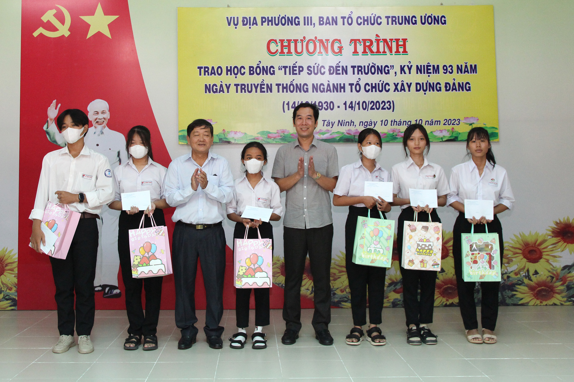 Lãnh đạo, cán bộ Vụ Địa phương III tại buổi lễ trao học học bổng “Tiếp sức đến trường” tại huyện Châu Thành, tỉnh Tây Ninh (Ảnh: H.Hào).