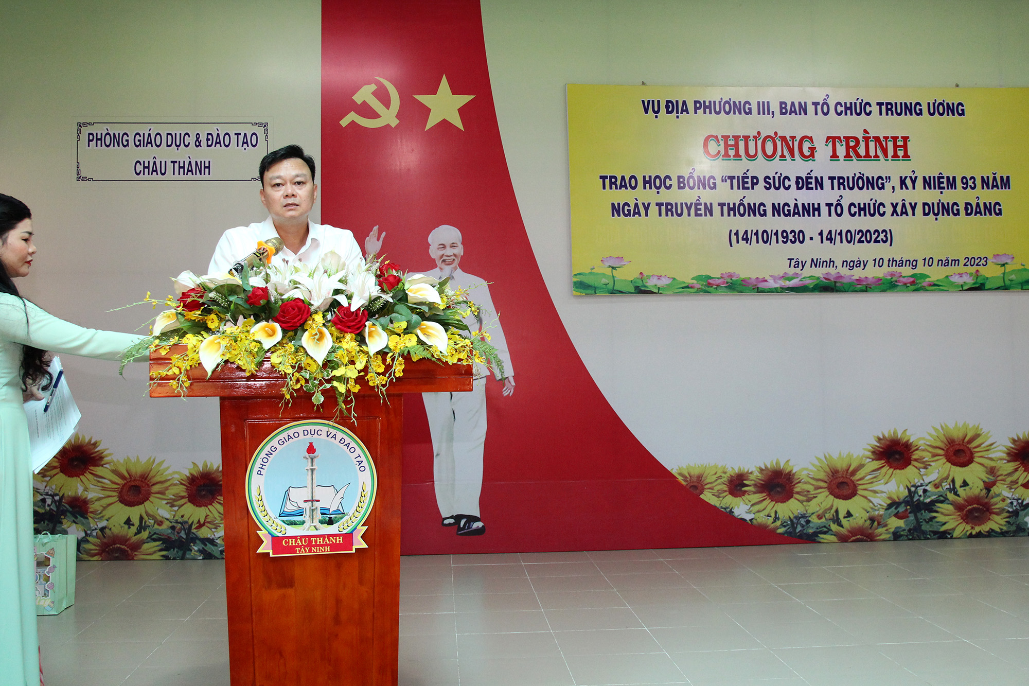 Đồng chí Nguyễn Văn Phóng – Vụ trưởng Vụ Địa phương III phát biểu tại buổi lễ trao học học bổng “Tiếp sức đến trường” tại huyện Châu Thành, tỉnh Tây Ninh (Ảnh: H.Hào).