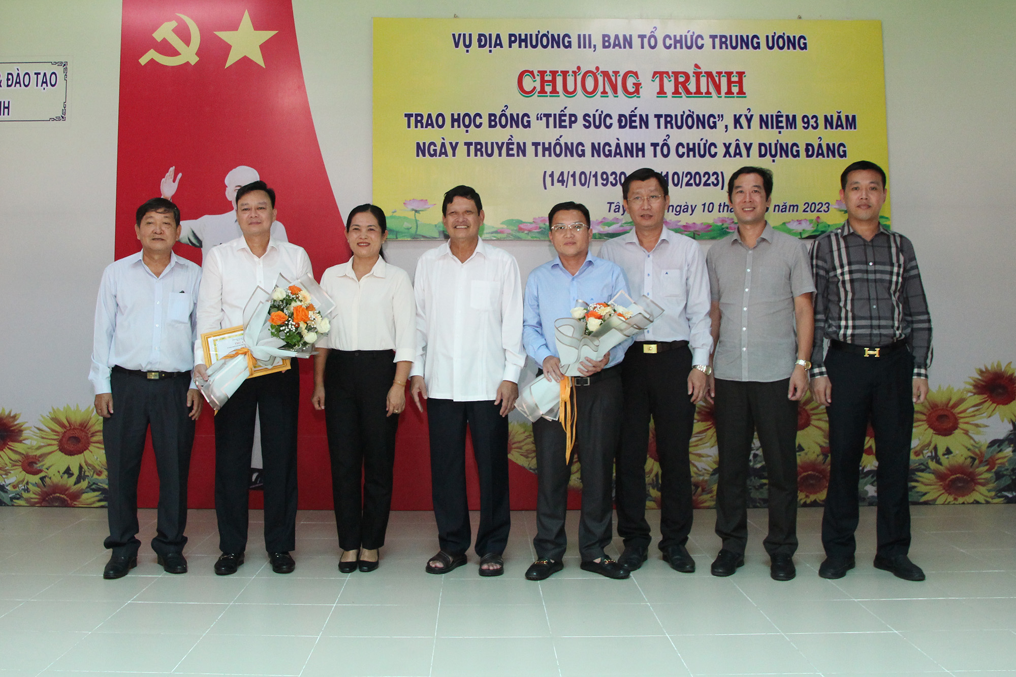 Lãnh đạo Vụ Địa phương III và lãnh đạo huyện ủy Châu Thành – Tây Ninh chụp ảnh lưu niệm (Ảnh: H.Hào).