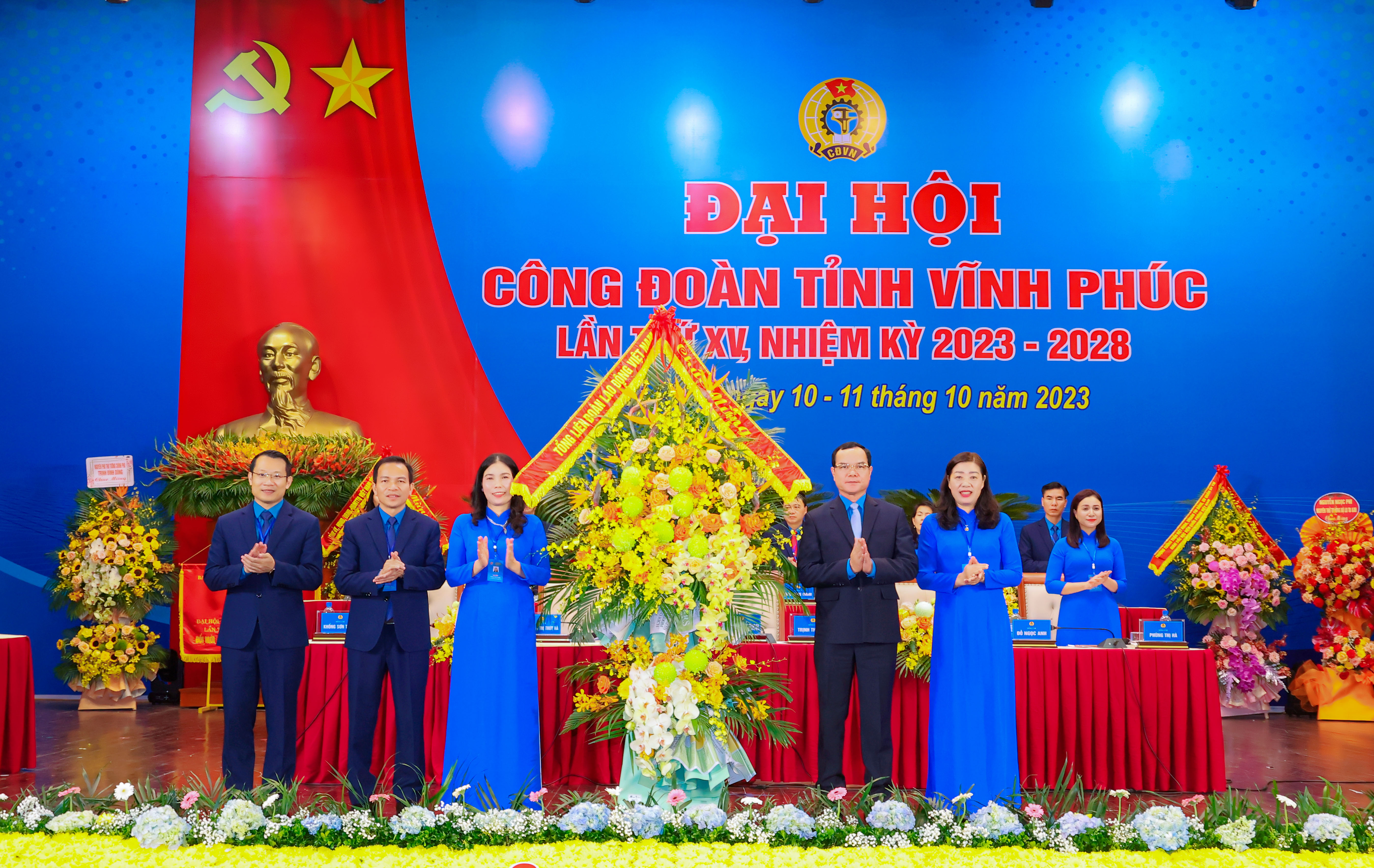 Chủ tịch Tổng Liên đoàn Lao động Việt Nam Nguyễn Đình Khang tặng hoa chúc mừng Đại hội.