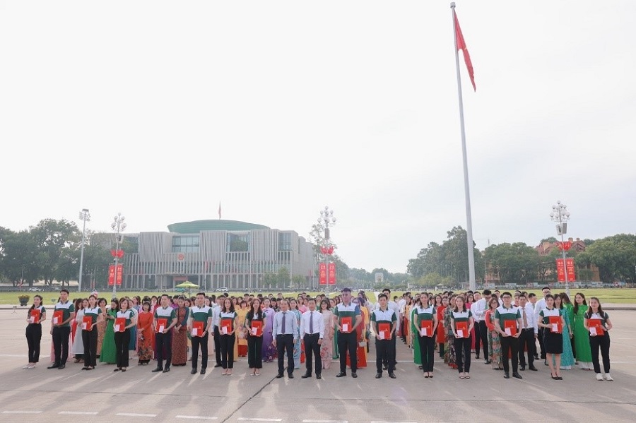 Lễ kết nạp đảng viên mới của Đảng bộ Vietcombank Sở giao dịch được tổ chức trang trọng trước Lăng Chủ tịch Hồ Chí Minh.
