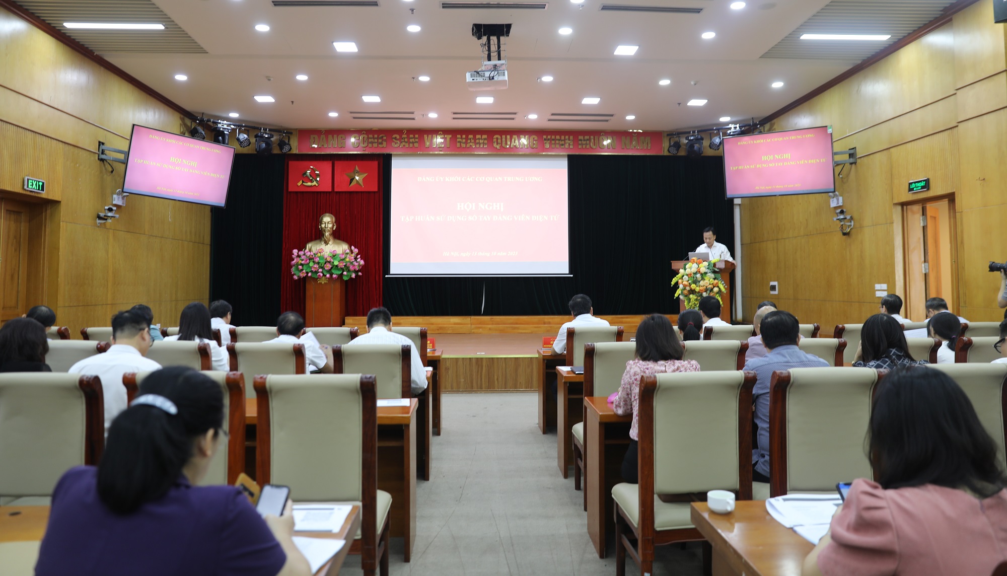 Toàn cảnh Hội nghị.