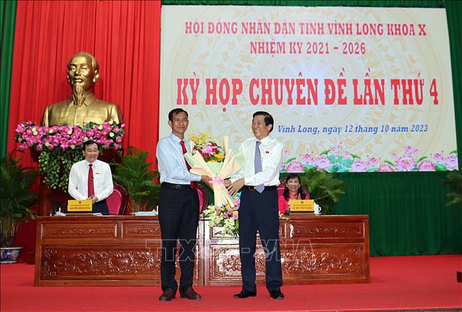 Bí thư Tỉnh ủy, Chủ tịch HĐND tỉnh Vĩnh Long Bùi Văn Nghiêm chúc mừng tân Phó Chủ tịch UBND tỉnh Vĩnh Long Đặng Văn Chính.