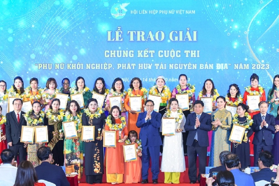 hủ tướng Phạm Minh Chính cùng các đại biểu chụp ảnh lưu niệm tại Lễ trao giải. Ảnh: VGP/Nhật Bắc.