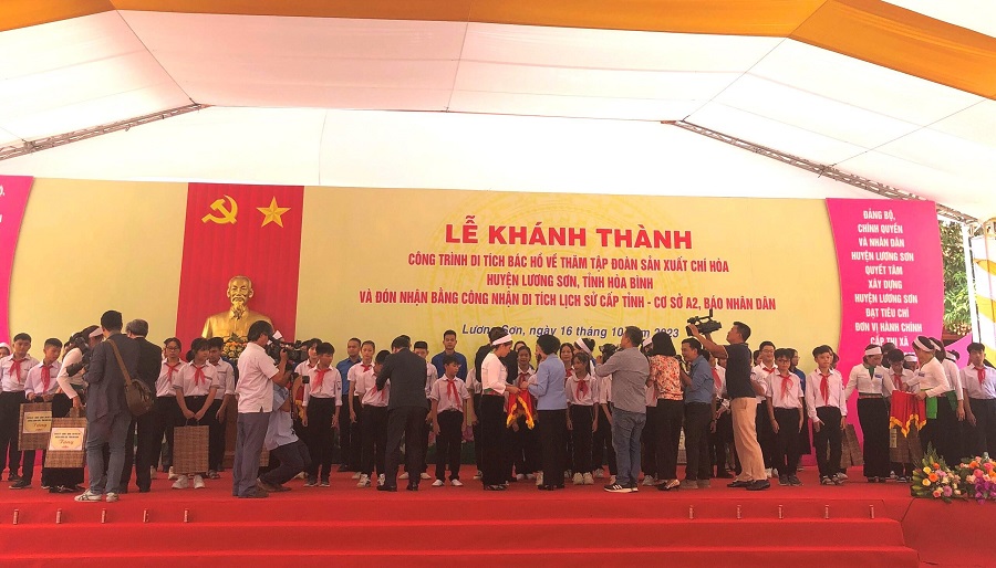 Đồng chí Trương Thị Mai - Ủy viên Bộ Chính trị, Thường trực Ban Bí thư, Trưởng Ban Tổ chức Trung ương cùng các đồng chí lãnh đạo TW và địa phương trao quà cho 65 trẻ em tiêu biểu của huyện Lương Sơn.