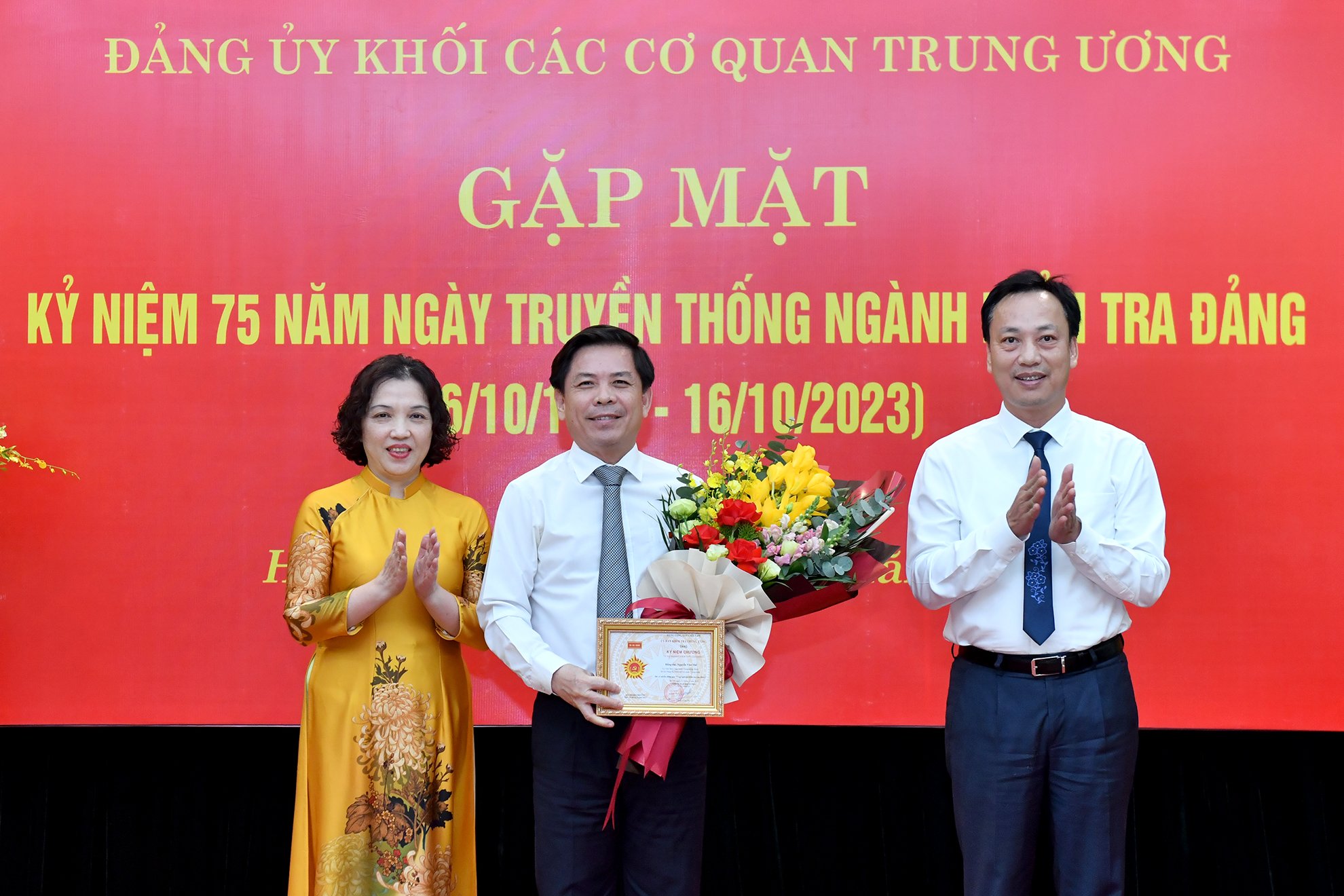 Các đồng chí Lãnh đạo Đảng ủy Khối nhận Kỷ niệm chương tại buổi gặp.