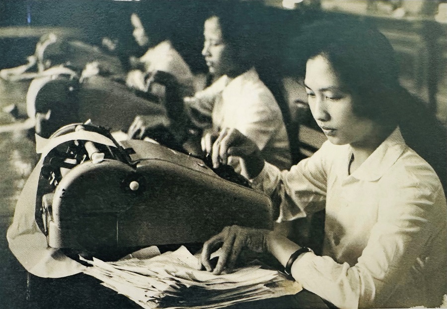 Cán bộ Ngân hàng TMCP Ngoại thương Việt Nam làm việc trong thời kỳ kháng chiến. Ảnh: Tư liệu.