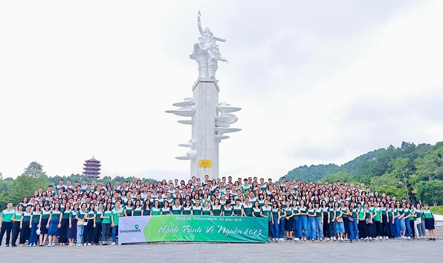 Đảng bộ Vietcombank Sở giao dịch trong chuyến hành trình Về nguồn năm 2023 tại Ngã ba Đồng Lộc.