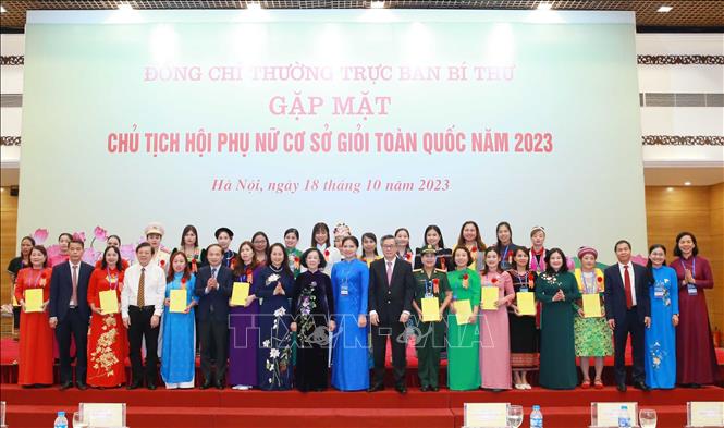 Thường trực Ban Bí thư, Trưởng Ban Tổ chức Trung ương Trương Thị Mai với các Chủ tịch Hội phụ nữ cơ sở giỏi toàn quốc năm 2023.