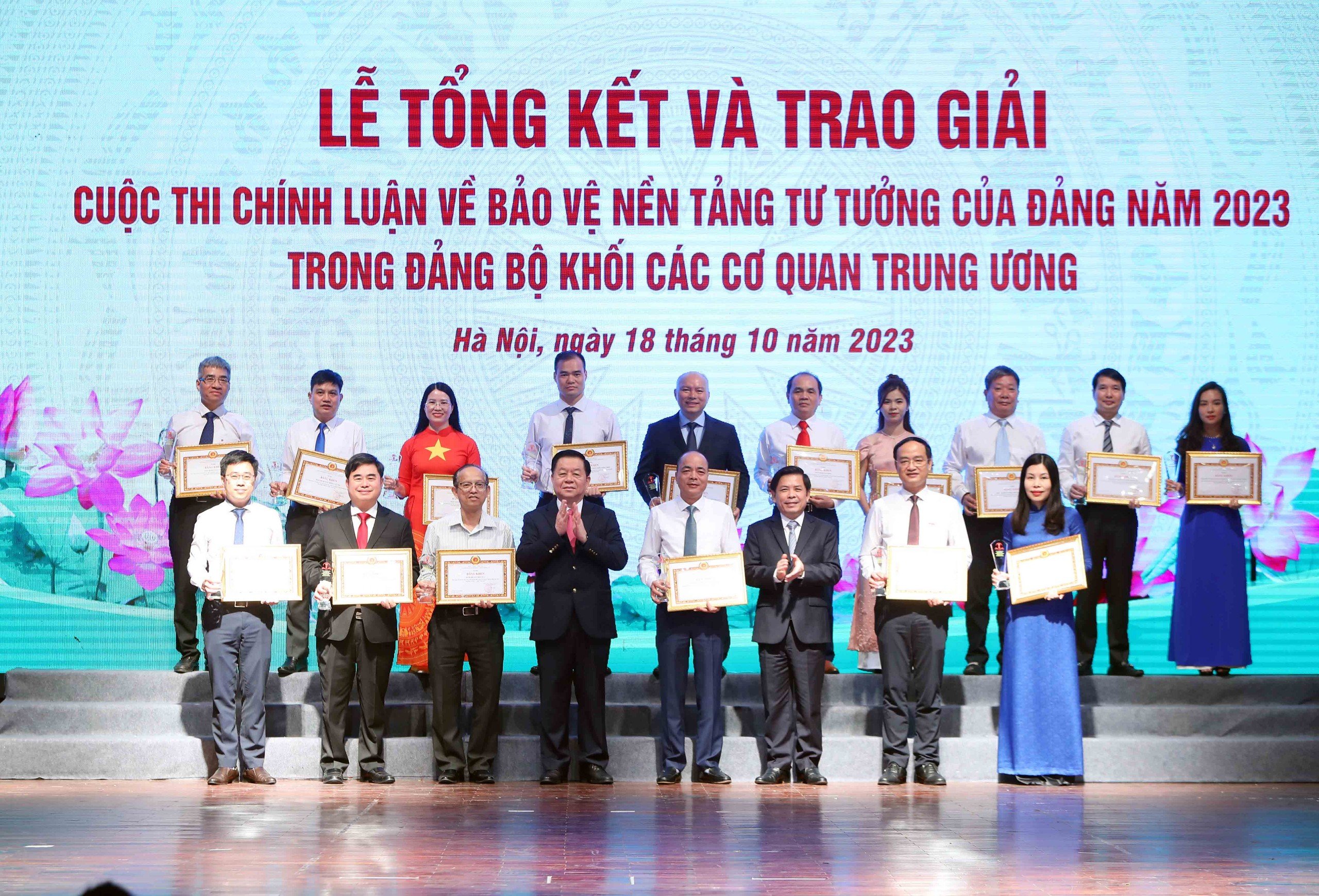 Các đồng chí Lãnh đạo trao thưởng cho các tập thể xuất sắc.