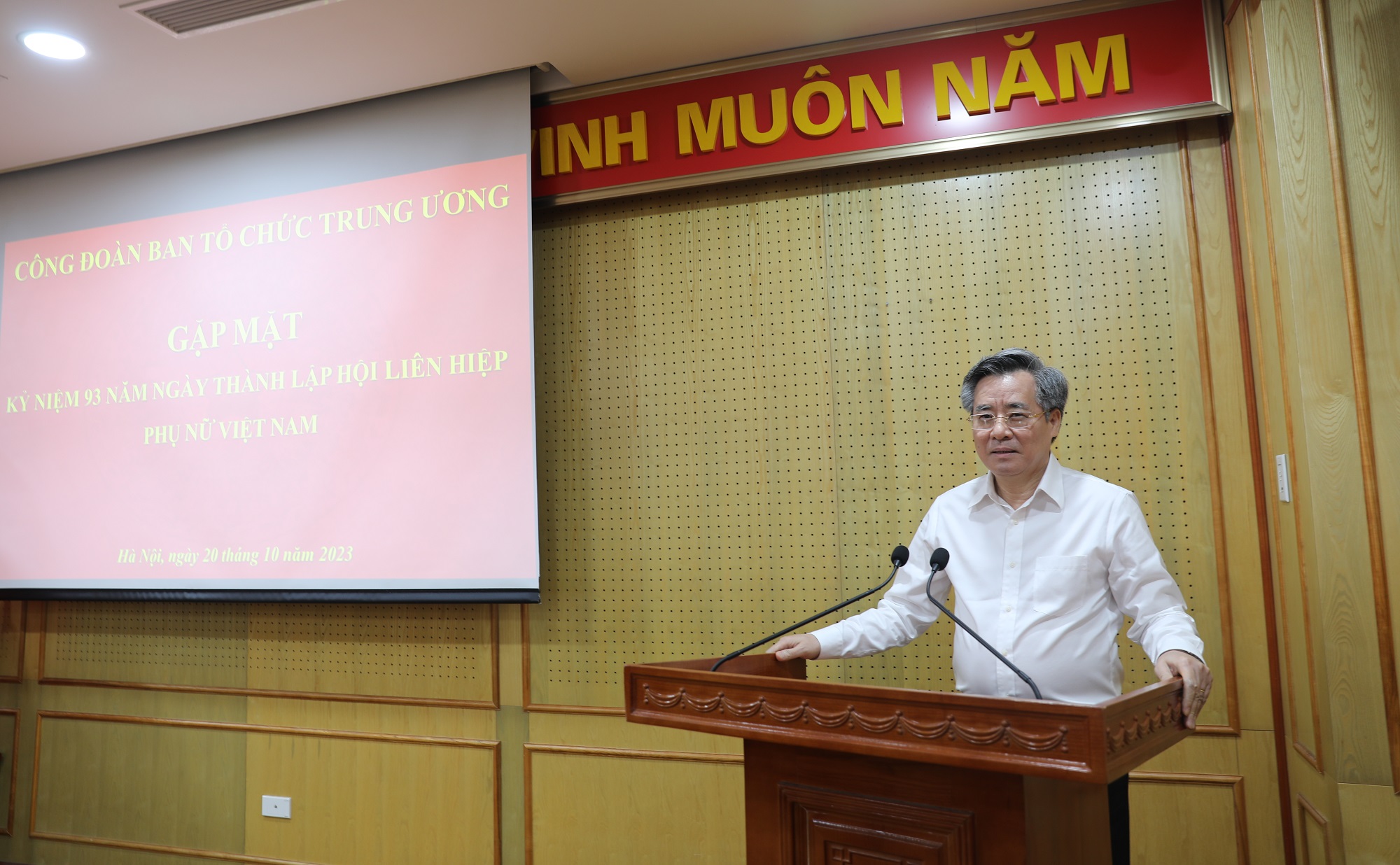 Đ/c Nguyễn Quang Dương chúc mừng các nữ cán bộ, công chức, viên chức, người lao động cơ quan.