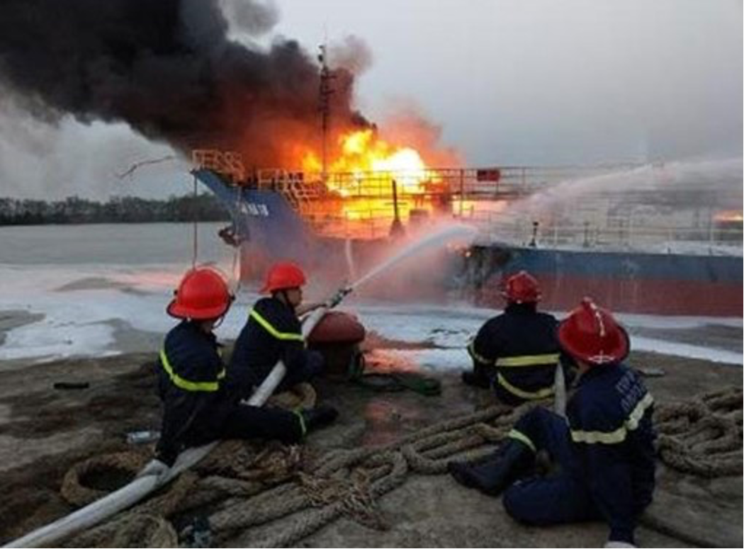 Cán bộ, chiến sĩ Đội Cảnh sát PCCC và CNCH Trên sông, Công an TP. Hải Phòng chữa cháy tàu Hải Hà 18 chở 900 m3 xăng A92 ngày 10-3-2018. Ảnh: TL