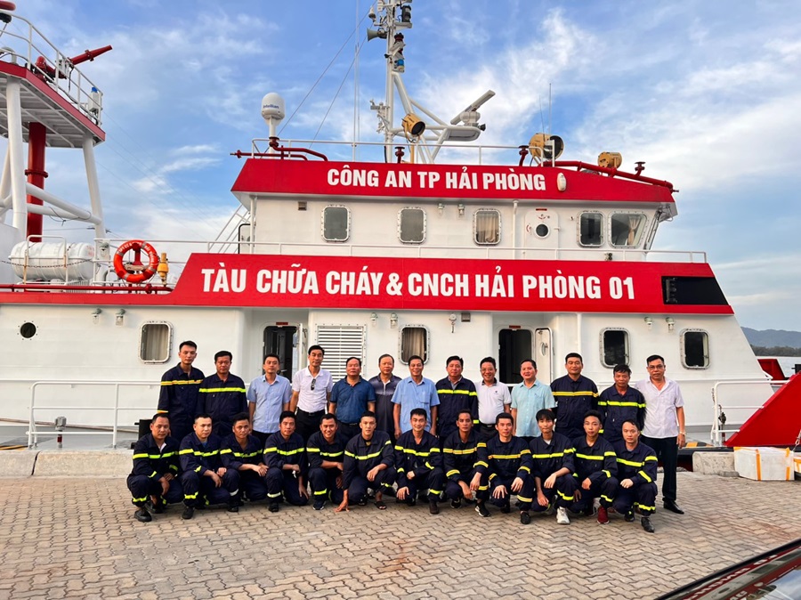 Tập thể cán bộ, chiến sĩ Đội Cảnh sát PCCC và CNCH Trên sông, Công an TP. Hải Phòng bên tàu chữa cháy Hải Phòng 01.