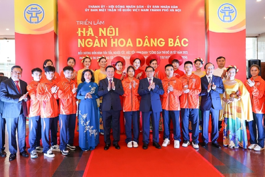 Thủ tướng và các đại biểu tại Triển lãm sách, ảnh 