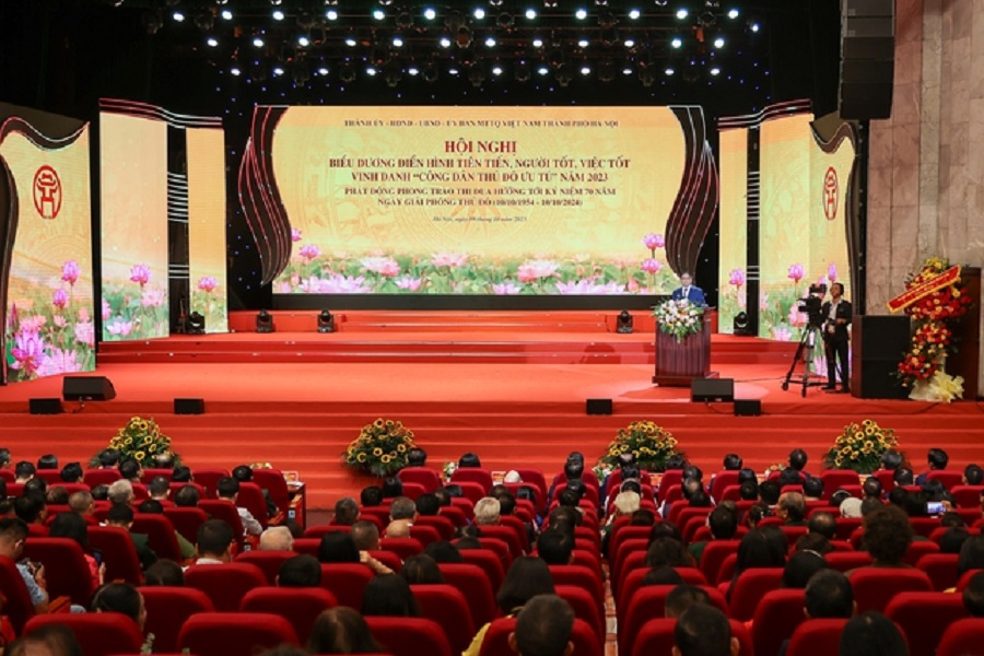 Thay mặt Lãnh đạo Đảng và Nhà nước, Thủ tướng nhiệt liệt chúc mừng và biểu dương những kết quả, thành tích trong phong trào thi đua yêu nước của TP. Hà Nội. Ảnh: VGP/Nhật Bắc.
