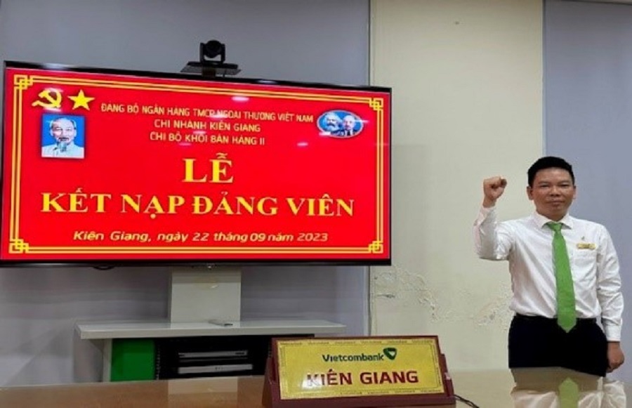 Hình 9: Đồng chí Trần Trung Kiên, chuyên viên thẩm định tín dụng bán lẻ, Phòng giao dịch Kiên Lương tuyên thệ trong Lễ Kết nạp đảng viên ngày 22-9-2023.