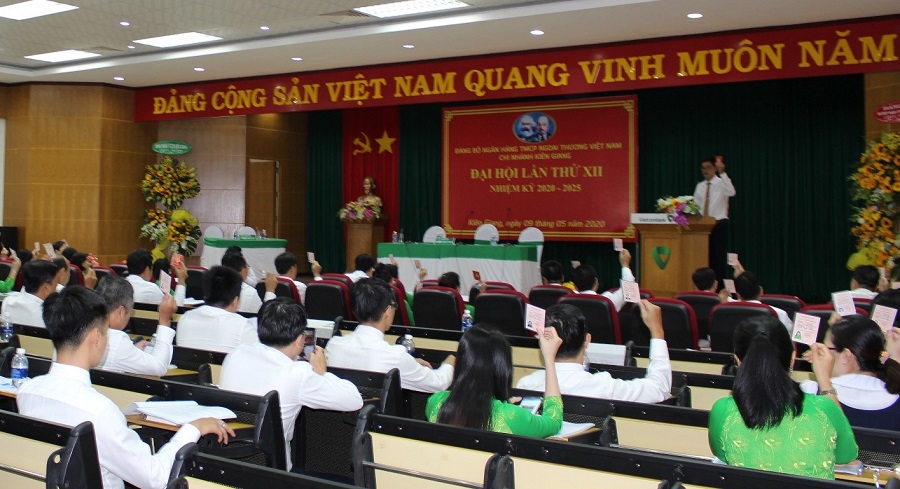 
            Hình 1: Đại hội Đảng bộ VCB, Chi nhánh Kiên Giang nhiệm kỳ 2020 – 2025 - Hiệp ý, đồng tâm cùng hướng theo ánh mặt trời.