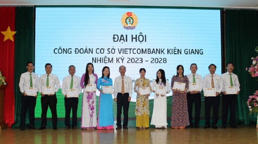 Hình 10: Đại Hội Công đoàn cơ sở nhiệm kỳ 2023-2028 đã kịp thời khen thưởng, động viên người lao động tiêu biểu, có nhiều đóng góp trong sự phát triển của chi nhánh.