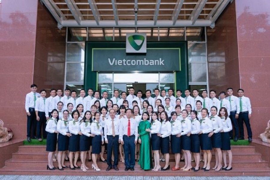 Hình 11: “Hướng theo mặt trời”, hướng theo sự lãnh đạo, chỉ đạo của Đảng, Ban Giám đốc cùng tập thể cán bộ Vietcombank Chi nhánh Kiên Giang sẽ tiếp tục cống hiến để đóng góp giá trị thiết thực cho cộng đồng, xã hội, khát khao đưa VCB ngày càng lớn mạnh, vươn xa và không ngừng chinh phục những đỉnh cao mới.