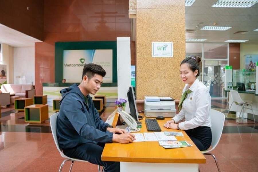 Hình 2: Cán bộ Trần Kim Hiền, chuyên viên Phòng Dịch vụ Khách hàng - VCB Kiên Giang đang cùng khách hàng trải nghiệm và cảm nhận “Vietcombank Yêu khách hàng”.
