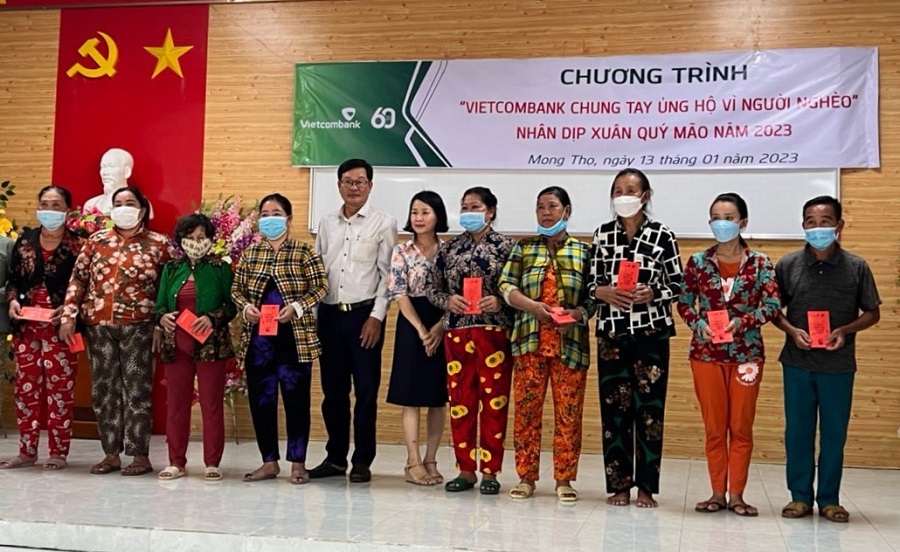 Hình 3: “Vietcombank chung tay ủng hộ vì người nghèo” sẻ chia, trao gửi yêu thương đến những hoàn cảnh khó khăn trong cộng đồng nhân dịp Xuân Quý Mão 2023.