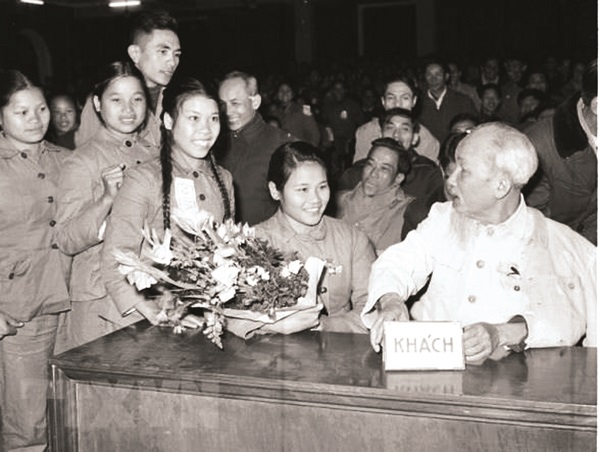 Chủ tịch Hồ Chí Minh nói chuyện thân mật với đại biểu thanh niên xung phong dự Đại hội Thanh niên xung phong chống Mỹ cứu nước toàn miền Bắc (tháng 1-1967).