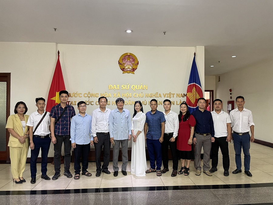 Đoàn cán bộ Việt Nam được Ban chỉ đạo thực hiện Kết luận 39-KL/TW cử đi bồi dưỡng tiếng Lào tại Trường Đại học Quốc gia Lào dự Hội nghị chuyên đề của Đảng ủy tại Lào và thăm sứ quán Việt Nam tại Lào.
