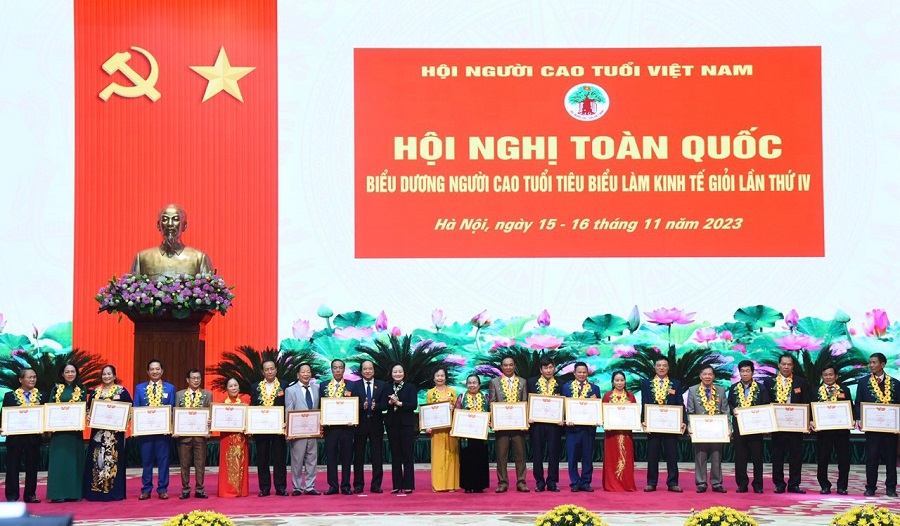 Vinh danh các tập thể và cá nhân có nhiều đóng góp cho sự nghiệp chăm sóc và phát huy vai trò người cao tuổi.