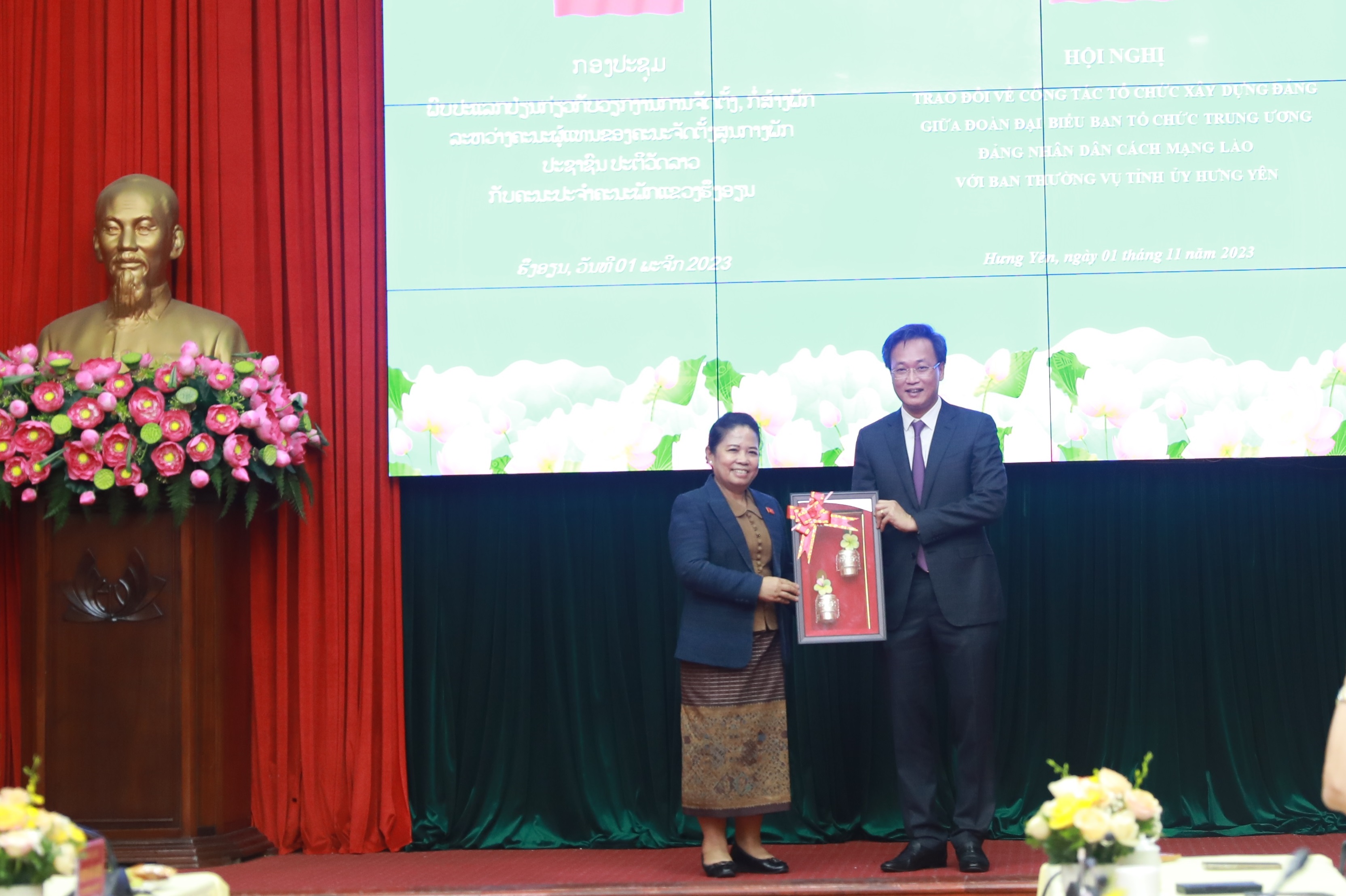 Đồng chí tặng quà lưu niệm cho Lãnh đạo tỉnh Hưng Yên.