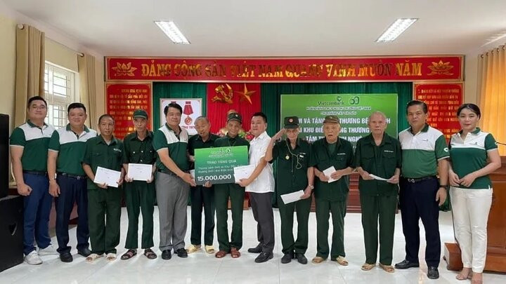 Cán bộ và đoàn viên thanh niên Vietcombank Tây Sài Gòn tặng quà các đồng chí thương bệnh binh và người thân tại khu điều dưỡng thương binh Nghệ An.