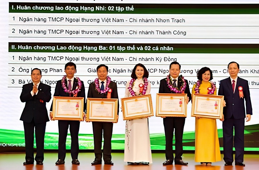 Nguyên Bí thư Chi bộ, Giám đốc VCB Nhơn Trạch Nguyễn Xuân Cảnh (thứ 3 từ phải sang) đón nhận Huân chương Lao động hạng Nhì của Chủ tịch nước năm 2020.