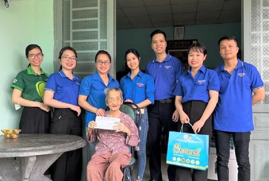 Đoàn Thanh niên thăm hỏi và tặng quà cho Mẹ Việt Nam Anh hùng Phạm Thị Trước tại xã Phước Thiền, huyện Nhơn Trạch.