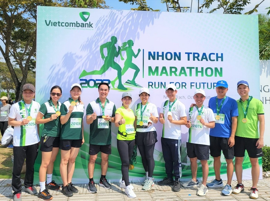 Cán bộ, đảng viên, nhân viên VCB Nhơn Trạch hào hứng tham gia ngày chạy Marathon “Run for Future” 2022.