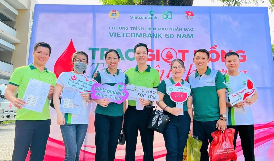 Cán bộ, đảng viên, nhân viên VCB Nhơn Trạch tham gia hiến máu nhân đạo.
