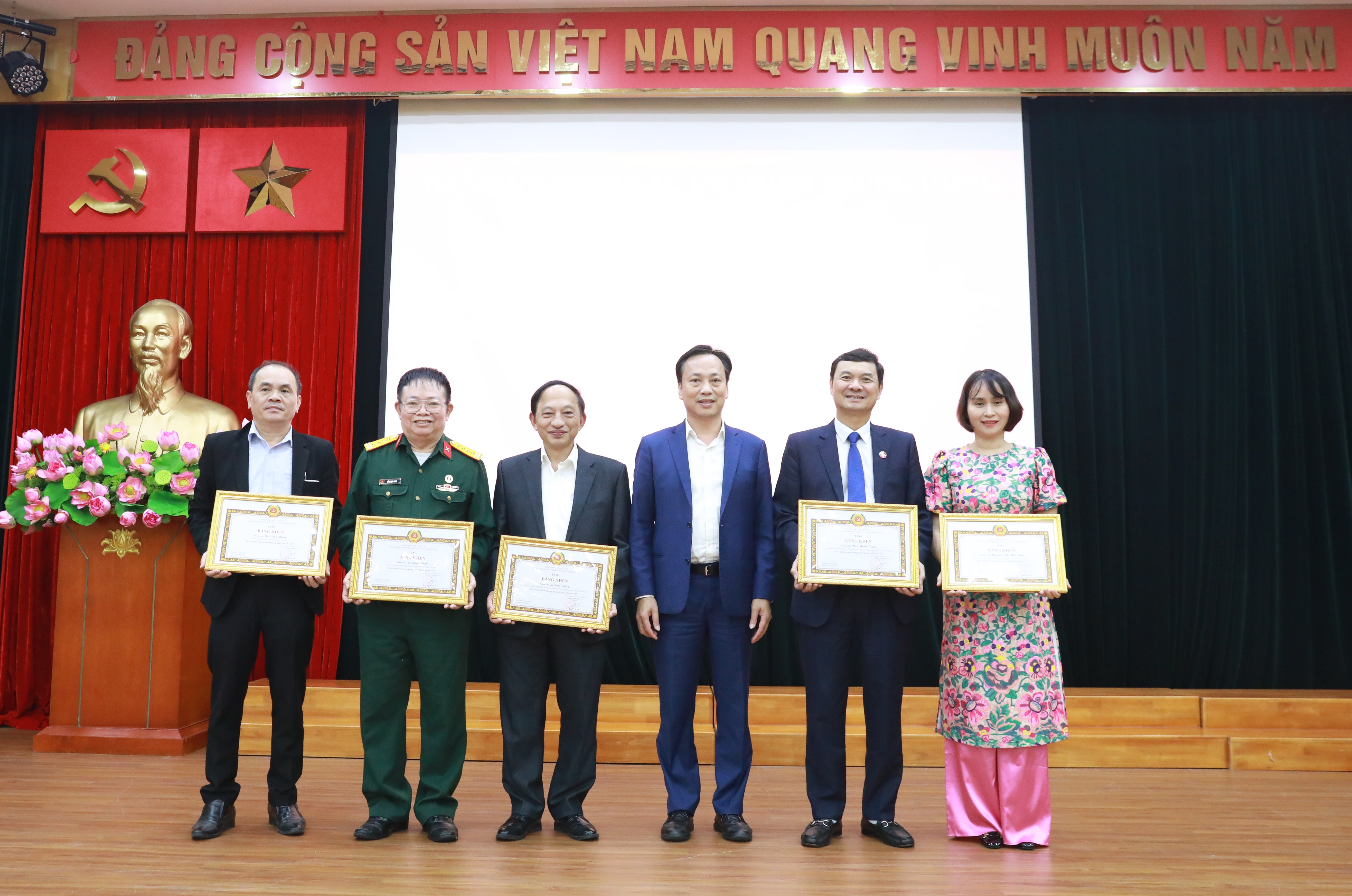 Lãnh đạo Đảng ủy Khối tặng bằng khen cho các cá nhân có thành tích xuất sắc trong công tác dư luận xã hội năm 2023.