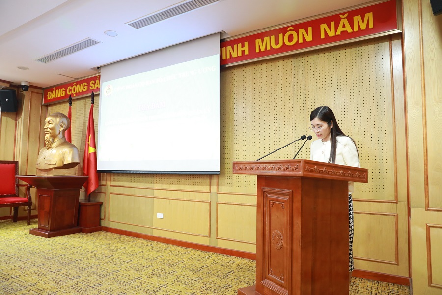 Đồng chí Trần Thị Ngọc Thảo, Trưởng Ban nữ công, Phó Chánh Văn phòng Ban Tổ chức Trung ương phát biểu tại buổi Tọa đàm.