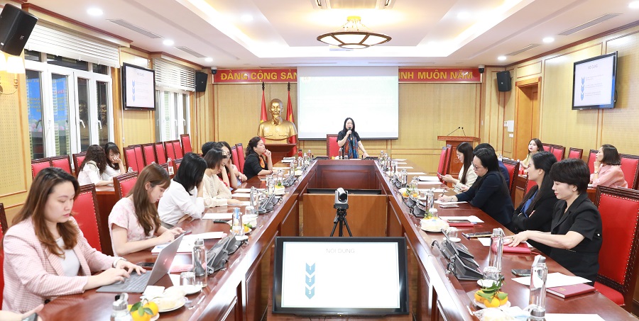 TS. Lương Thu Hiền trao đổi các vấn đề về giới và bình đẳng giới.