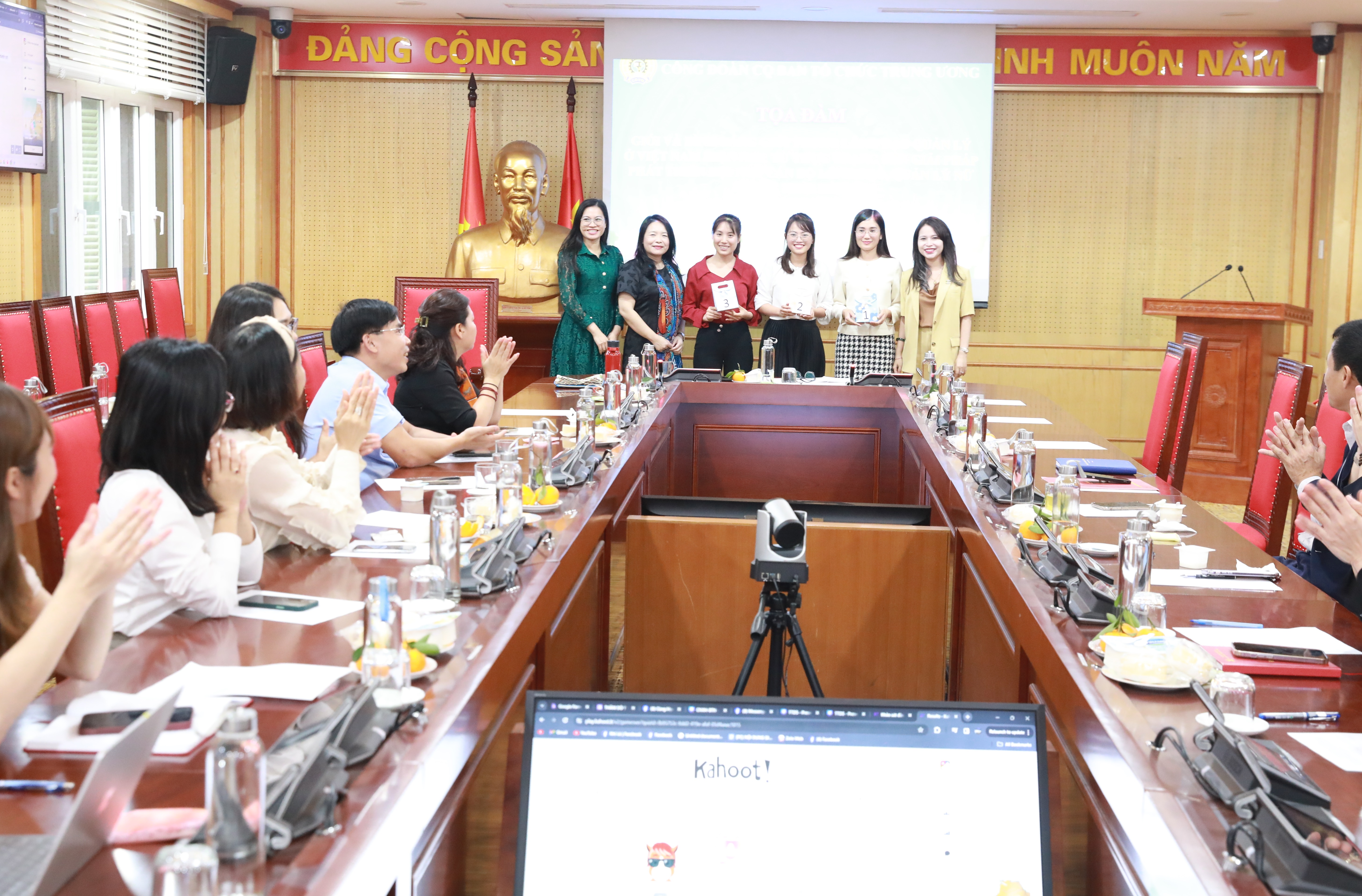 Các đại biểu được tặng quà sau khi tham gia phần trò chơi tìm hiểu các kiến thức về giới và bình đẳng giới tại buổi Tọa đàm.