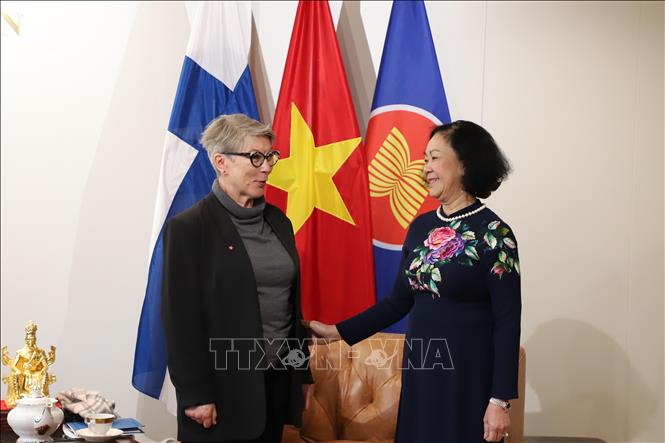 Đồng chí Trương Thị Mai làm việc với Chủ tịch Đảng Cộng sản Phần Lan Liisa Taskinen.