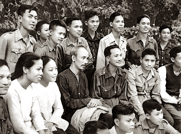 Chủ tịch Hồ Chí Minh với thanh niên của Đoàn đại biểu Nam Bộ (Tháng 10 năm 1949).