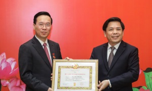 Chủ tịch nước Võ Văn Thưởng nhận Huy hiệu 30 năm tuổi đảng