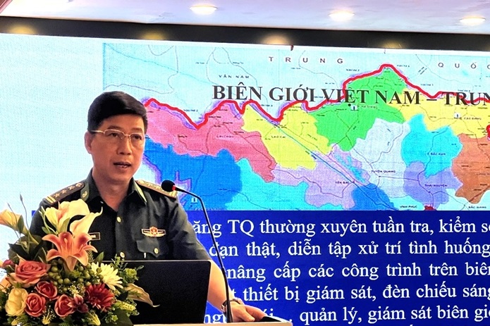 Thượng tá Phạm Ngọc Khoái, Trợ lý Phòng tuyên huấn Bộ đội biên phòng giới thiệu chuyên đề về tình hình trên các tuyến biên giới và công tác thực thi pháp luật của Bộ đội Biên phòng.