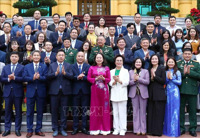 Phó Chủ tịch nước Võ Thị Ánh Xuân với các nhà tài trợ tiêu biểu, tấm lòng vàng đóng góp cho Quỹ Bảo trợ trẻ em Việt Nam năm 2023. Ảnh: Phạm Kiên/TTXVN