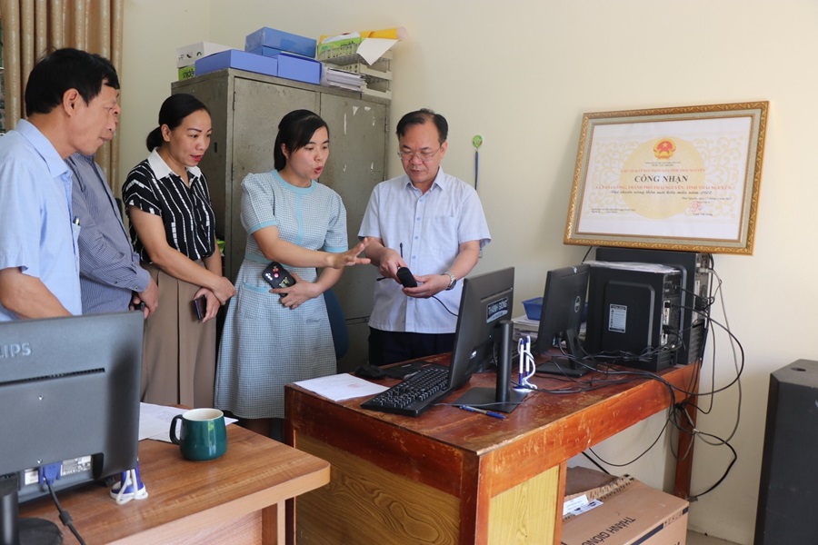 Đồng chí Đỗ Xuân Hoà, Giám đốc Sở Thông tin và Truyền thông kiểm tra thiết bị đài truyền thanh thông minh tại xã Tân Cương, TP. Thái Nguyên.