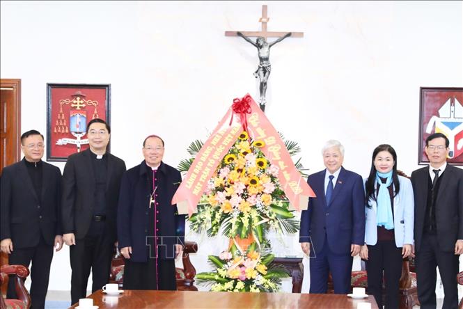 Chủ tịch Ủy ban Trung ương MTTQ Việt Nam Đỗ Văn Chiến chúc mừng Giáng sinh tại Tòa Tổng Giám mục Tổng Giáo phận Hà Nội. Ảnh: TTXVN