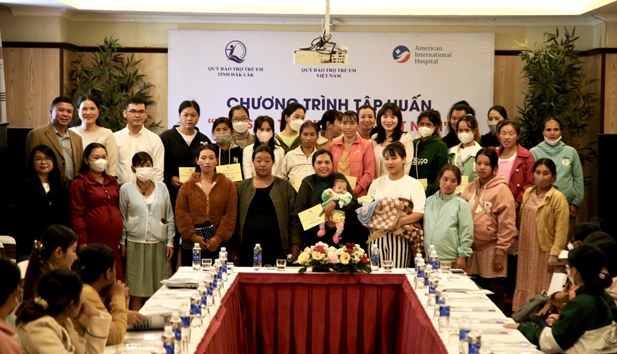 Lãnh đạo Quỹ BTTEVN, Quỹ BTTE tỉnh Đắk Lắk và đại diện Bệnh viện Quốc tế Mỹ trao hỗ trợ cho 13 gia đình trẻ sinh non có hoàn cảnh đặc biệt, khó khăn tỉnh Đắk Lắk.