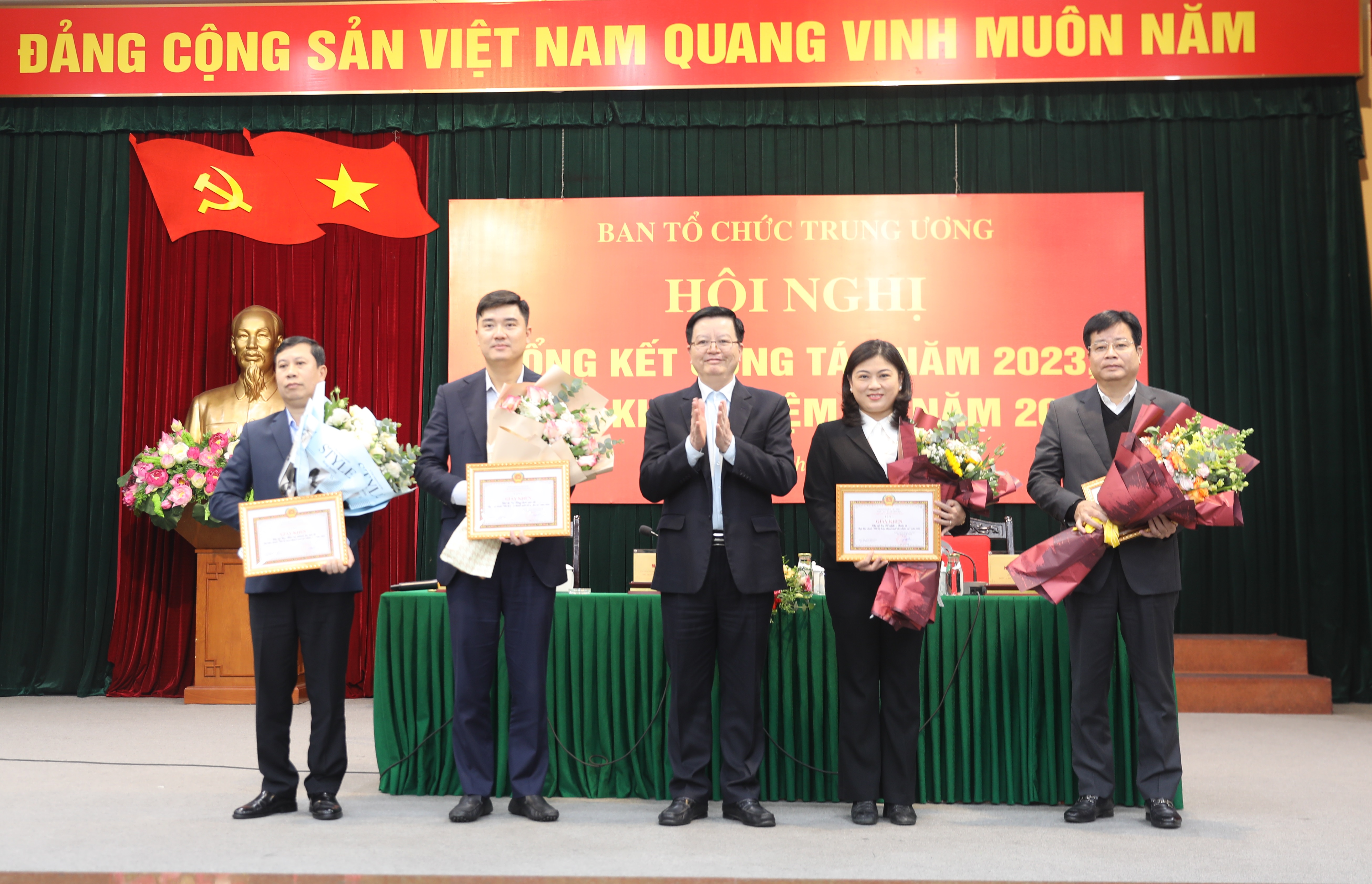 Tặng giấy khen cho 4 chi bộ