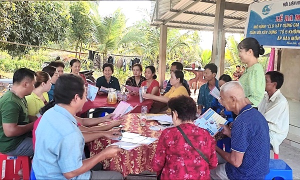 Chị Rô Ky Dah làm thủ tục hưởng chế độ tử tuất tại bộ phận TNHS BHXH huyện Cầu Ngang.
